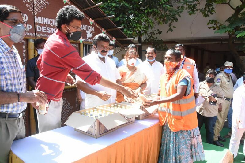 Sekhar-Kammula-Distributes-Milk-To-GHMC-Workers-06