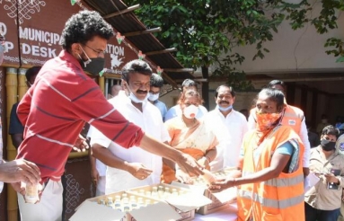 Sekhar Kammula Distributes Milk To GHMC Workers
