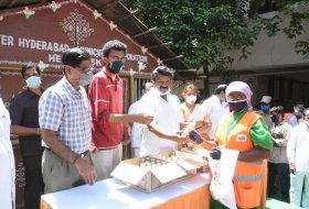 Sekhar-Kammula-Distributes-Milk-To-GHMC-Workers-02