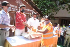 Sekhar-Kammula-Distributes-Milk-To-GHMC-Workers-05