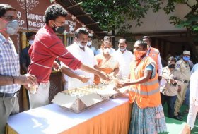 Sekhar-Kammula-Distributes-Milk-To-GHMC-Workers-06