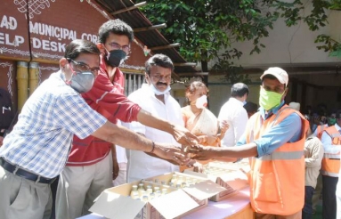 Sekhar-Kammula-Distributes-Milk-To-GHMC-Workers-08