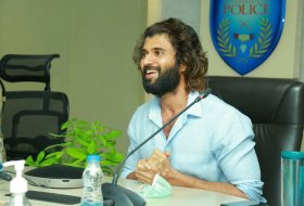 Hero-Vijay-Deverakonda-Interacts-Field-Level-Officers-06