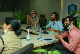 Hero-Vijay-Deverakonda-Interacts-Field-Level-Officers-09