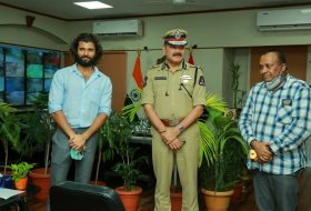 Hero-Vijay-Deverakonda-Interacts-Field-Level-Officers-13