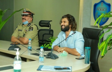 Hero-Vijay-Deverakonda-Interacts-Field-Level-Officers-15