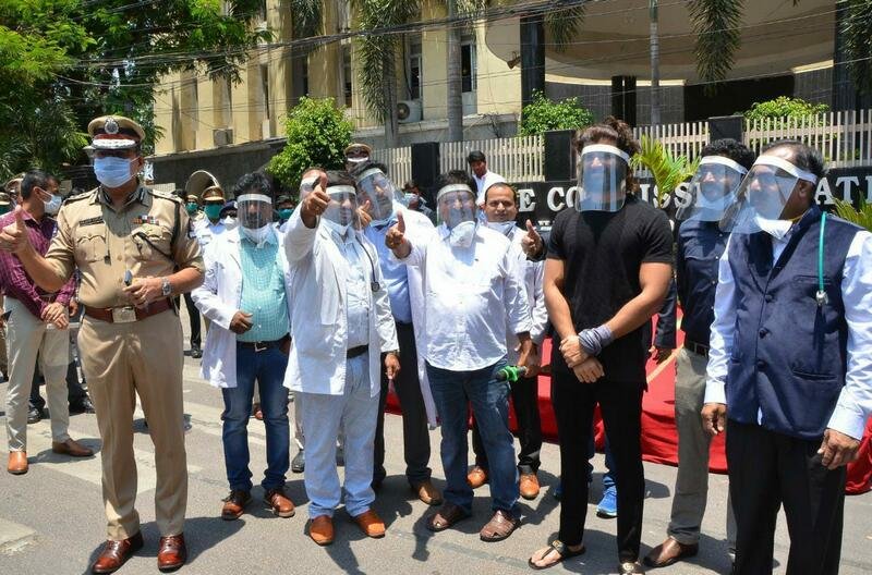 Vijay-Deverakonda-Launches-Face-Protection-Shields-Photos-02