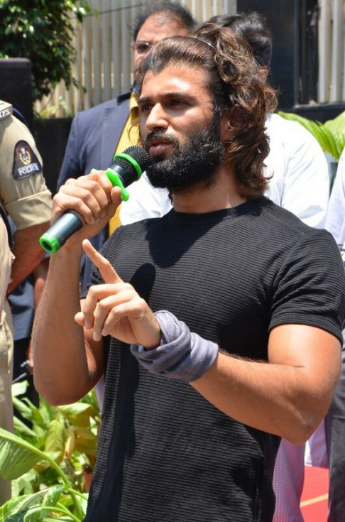 Vijay-Deverakonda-Launches-Face-Protection-Shields-Photos-03