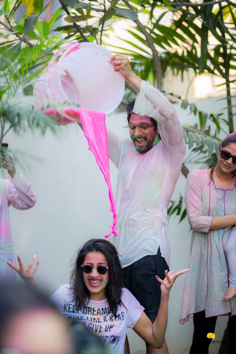 Allu Arjun Celebrates Holi With His Family