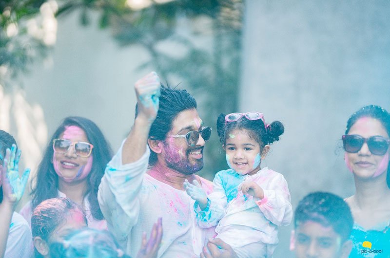 Allu-Arjun-Celebrates-Holi-With-His-Family-01