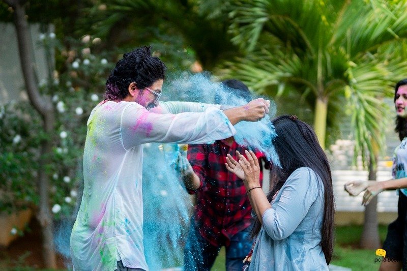 Allu-Arjun-Celebrates-Holi-With-His-Family-04