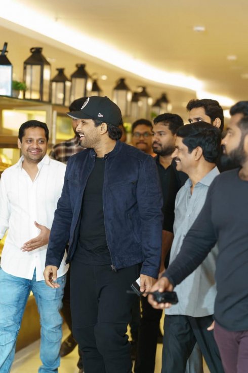 Allu-Arjun-Congratulate-Geetha-Govindam-Team-05