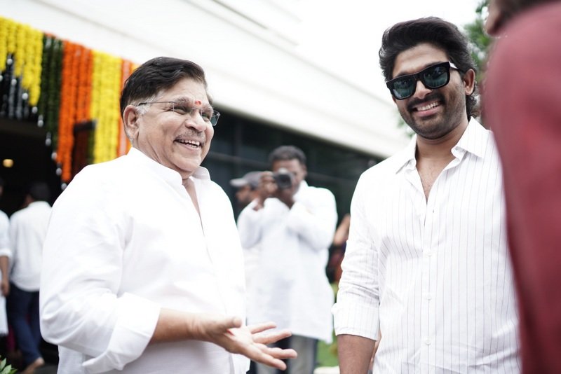 Allu-Arjun-Family-Celebrate-Ganesh-Visarjan-02