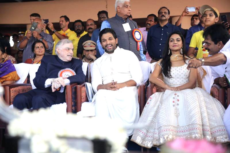 Allu-Arjun-Grand-Welcome-In-Mallu-Land-Photos-01