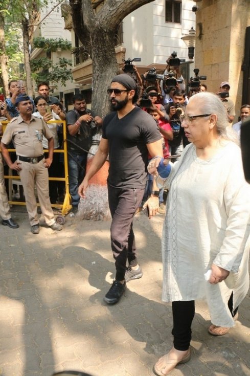 Celebrities-At-Anil-Kapoor-House-04