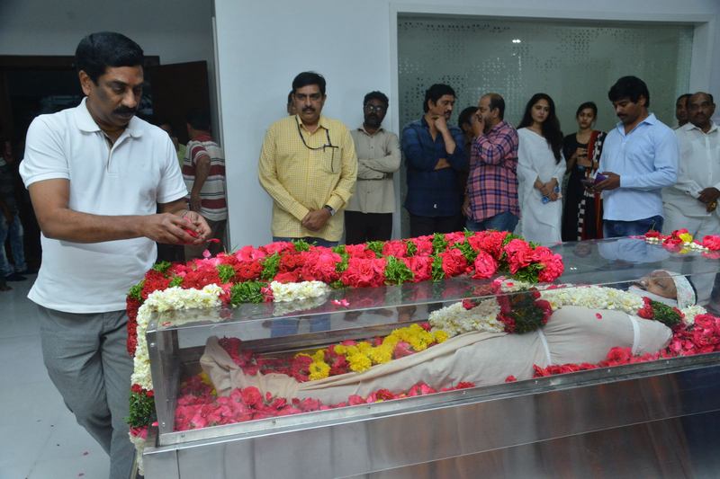 Celebs Condolences to Kodi Ramakrishna Stills | Kodi Ramakrishna | Celebs-Condolences-to-Kodi-Ramakrishna-12 | Photo 4of 15