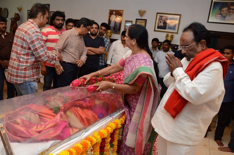 Celebs-Condolences-to-Vijaya-Nirmala-03