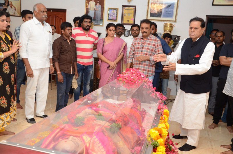 Celebs-Condolences-to-Vijaya-Nirmala-09