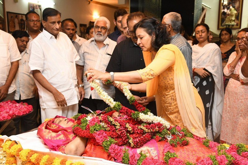 Celebs-Pay-Homage-To-Vijaya-Nirmala-06