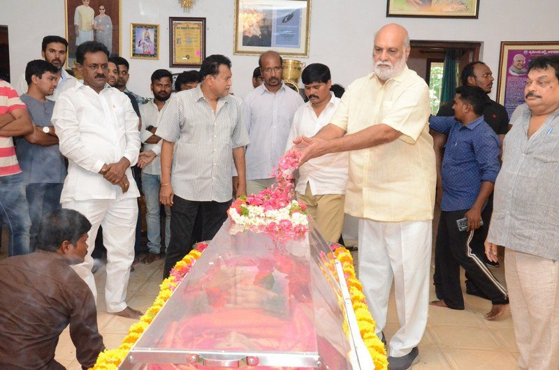 Celebs-Pay-Homage-To-Vijaya-Nirmala-17