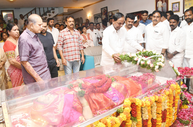 Celebs Pay Tribute To Vijaya Nirmala