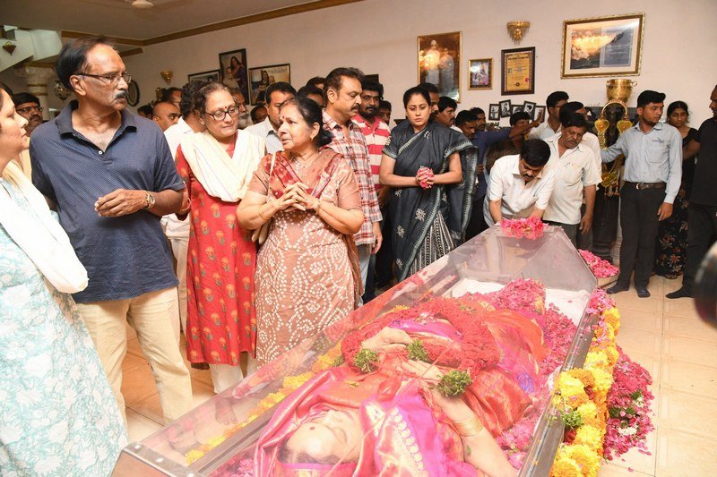 Celebs-Pay-Tribute-To-Vijaya-Nirmala-06