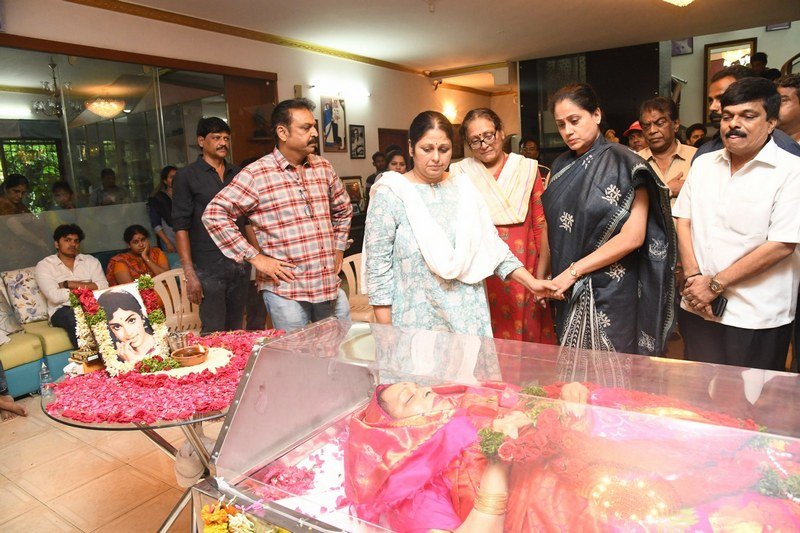 Celebs-Pay-Tribute-To-Vijaya-Nirmala-07