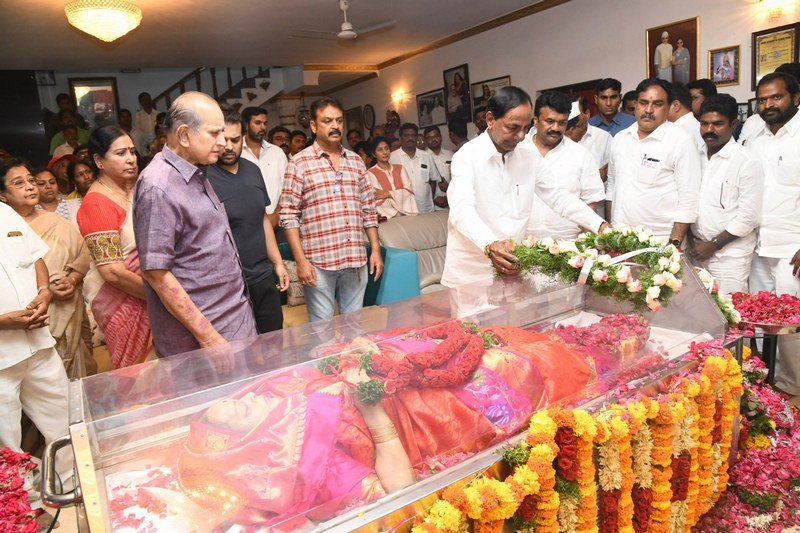 Celebs-Pay-Tribute-To-Vijaya-Nirmala-10