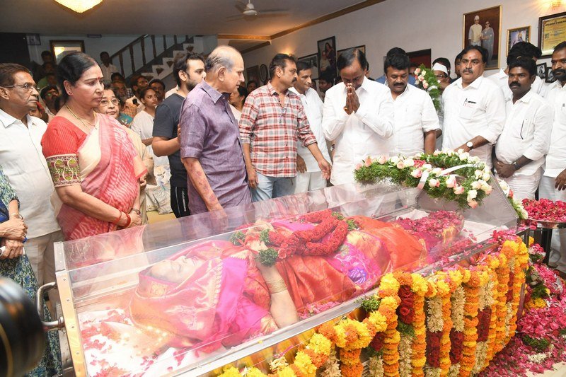 Celebs-Pay-Tribute-To-Vijaya-Nirmala-11