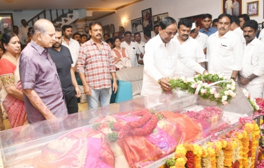 Celebs-Pay-Tribute-To-Vijaya-Nirmala-01