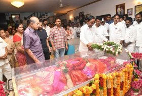 Celebs-Pay-Tribute-To-Vijaya-Nirmala-10