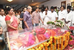 Celebs-Pay-Tribute-To-Vijaya-Nirmala-11