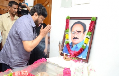 Celebs-Paying-Tribute-To-Vijaya-Bapineedu-10