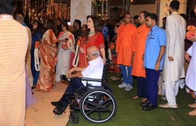 Celebs-at-Ambani-Residence-For-Ganesh-Chaturthi-Celebrations-13