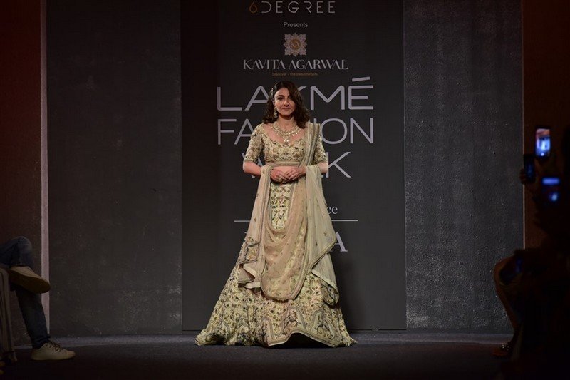 Celebs-at-Showstoppers-at-Lakme-Fashion-Week-02