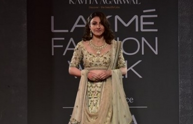 Celebs-at-Showstoppers-at-Lakme-Fashion-Week-02