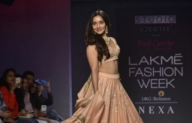 Celebs-at-Showstoppers-at-Lakme-Fashion-Week-07