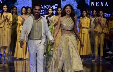 Celebs-at-Showstoppers-at-Lakme-Fashion-Week-09