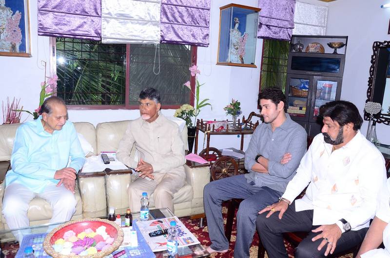 Chandrababu Meet Superstar Krishna Family