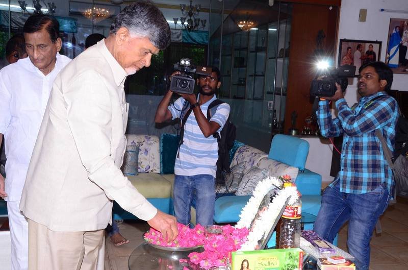 Chandrababu-Meet-Superstar-Krishna-Family-02