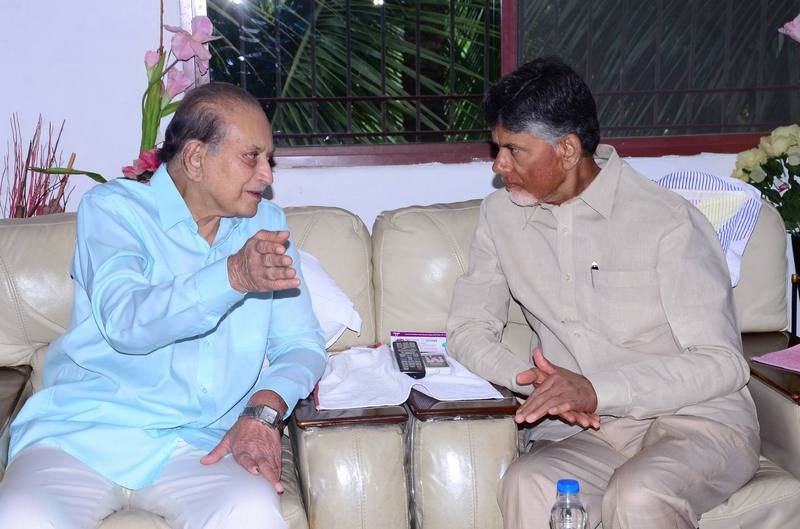 Chandrababu-Meet-Superstar-Krishna-Family-06