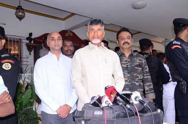 Chandrababu-Meet-Superstar-Krishna-Family-08