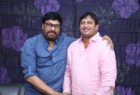 Chiranjeevi-Appreciates-Taxiwala-Team-04