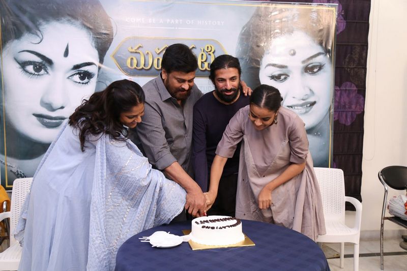 Chiranjeevi Congratulates Mahanati Team Photos