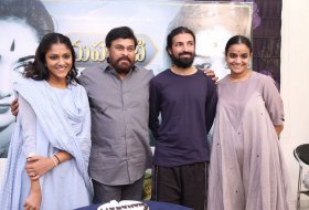 Chiranjeevi-Congratulates-Mahanati-Team-Photos-02