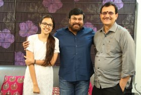 Chiranjeevi-Congratulates-Sammohanam-Team-02