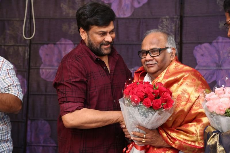 Chiranjeevi-Tholi-Prema-Pressmeet-Photos-04