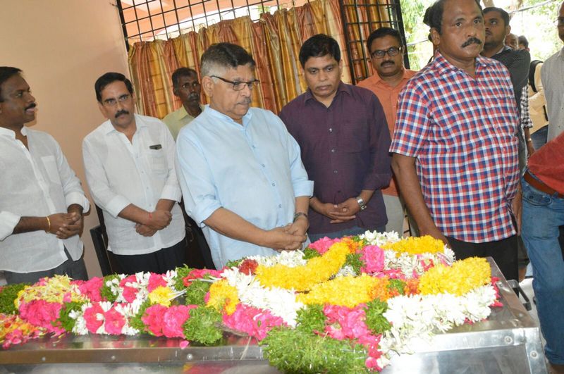 Chiranjeevi and Allu Aravind has Paid Tribute to Nandagopal