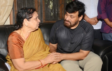 Chiranjeevi-and-Allu-Aravind-has-Paid-Tribute-to-Nandagopal-10