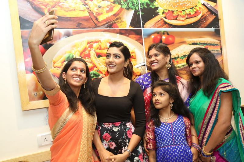 Eesha-Rebba-Launched-Cafe-Chef-Bakers-10